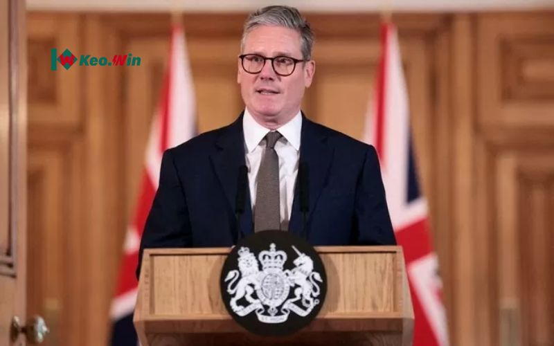 CĐV Anh chế giễu Keir Starmer