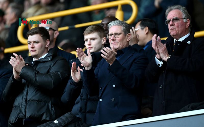 Keir Starmer: Vị Thủ tướng Anh đầu tiên trở thành 'kẻ thù' trên khán đài bóng đá